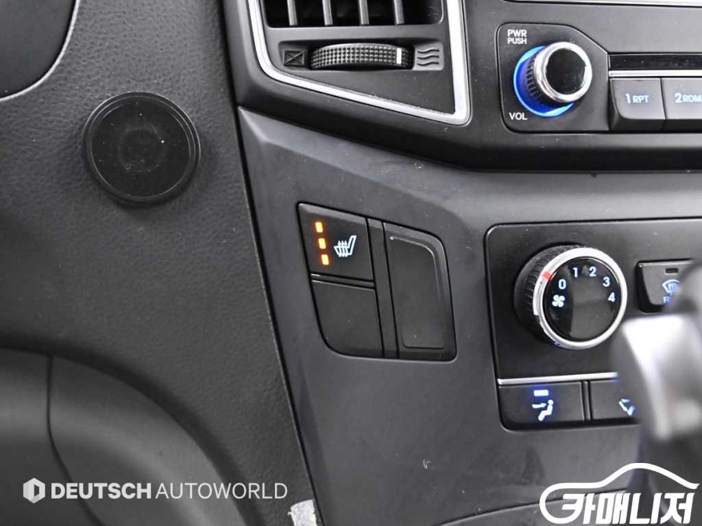 Hyundai Starex Grand Starex Van 5-Seater thumbnail 17