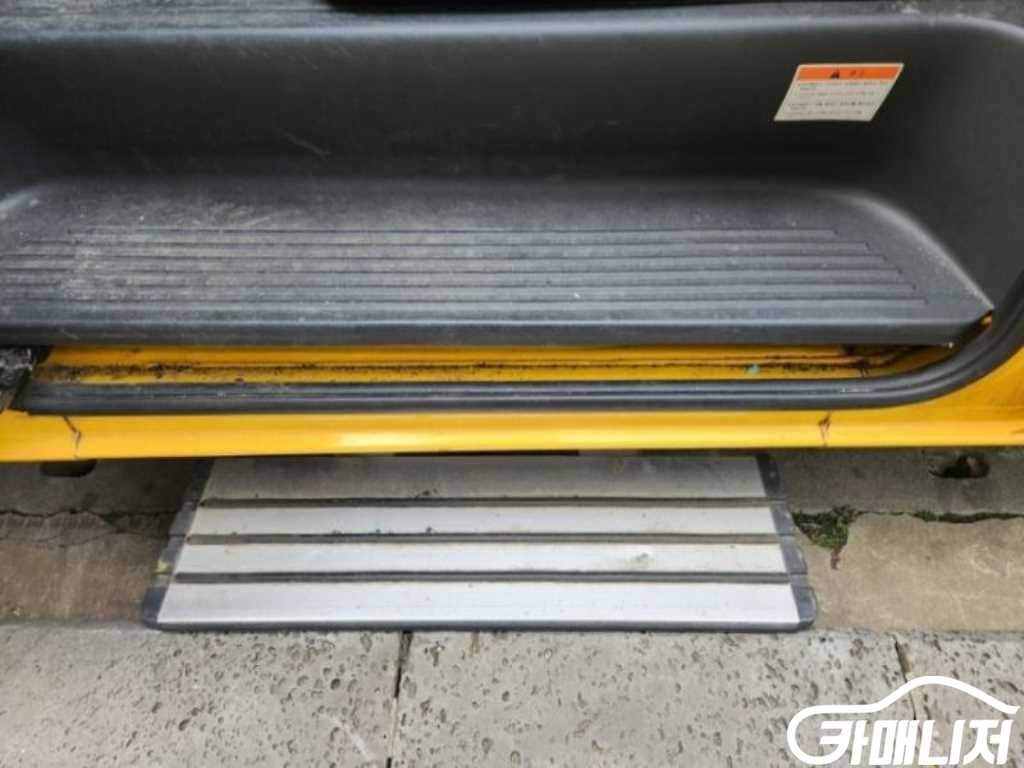 Hyundai Starex Grand Starex 12-Seater School Bus thumbnail 9