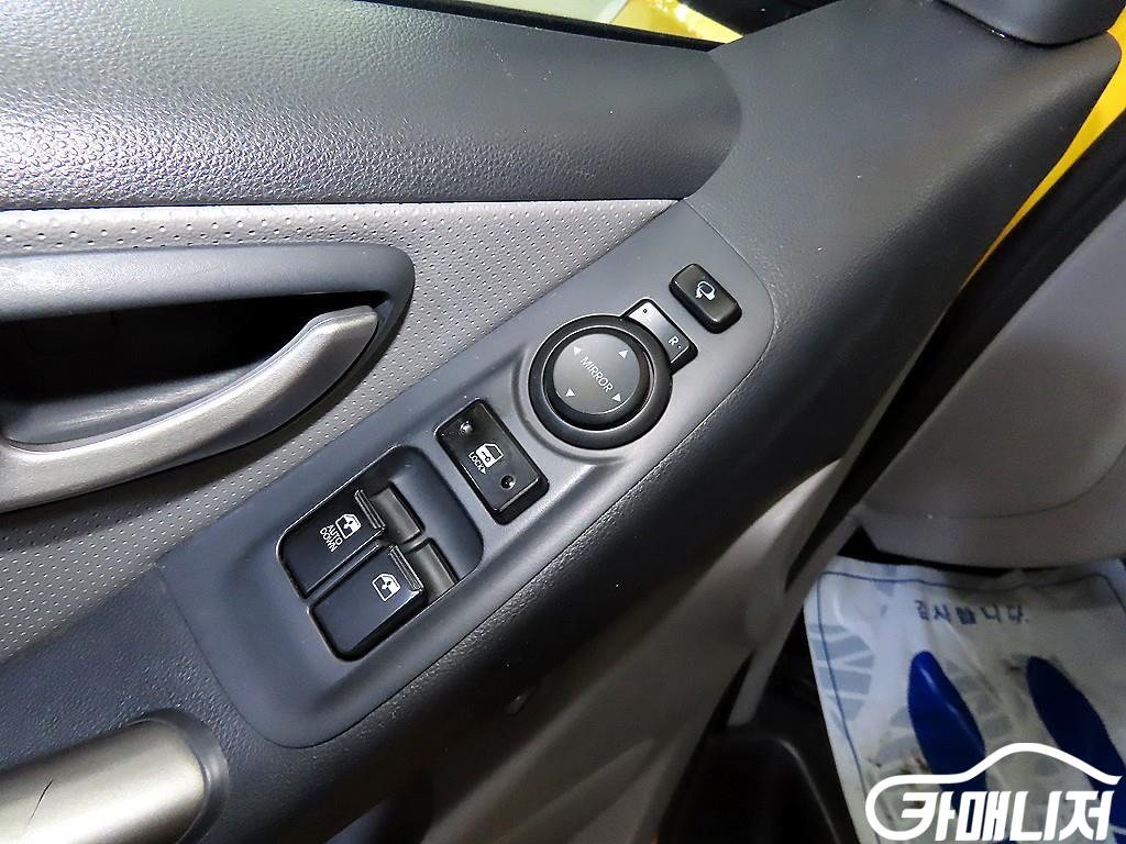 Hyundai Starex Grand Starex 15-Seater School Bus thumbnail 12