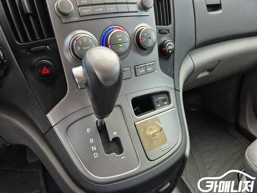 Hyundai Starex Grand Starex 11-Seater Wagon thumbnail 8