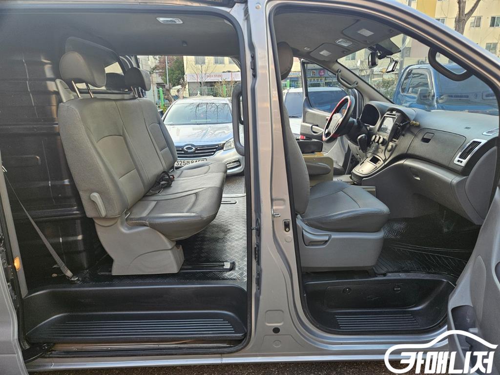 Hyundai Starex Grand Starex Van 5-Seater thumbnail 10
