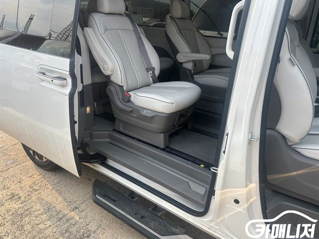 Hyundai Staria 4WD Diesel Lounge Limousine thumbnail 18