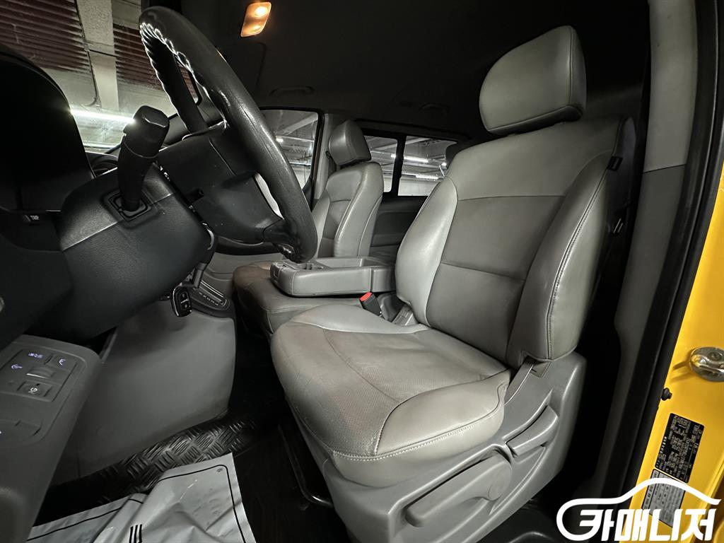 Hyundai Starex Grand Starex 12-Seater LPi thumbnail 6