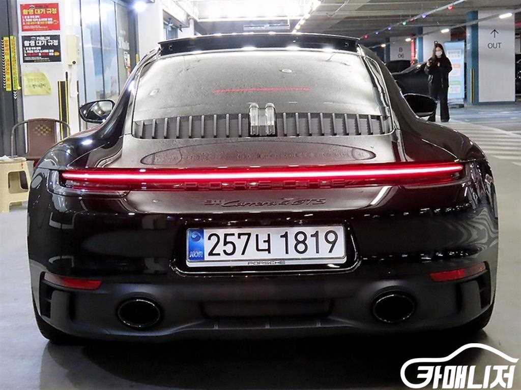 Porsche 911 Carrera 4 GTS thumbnail 5
